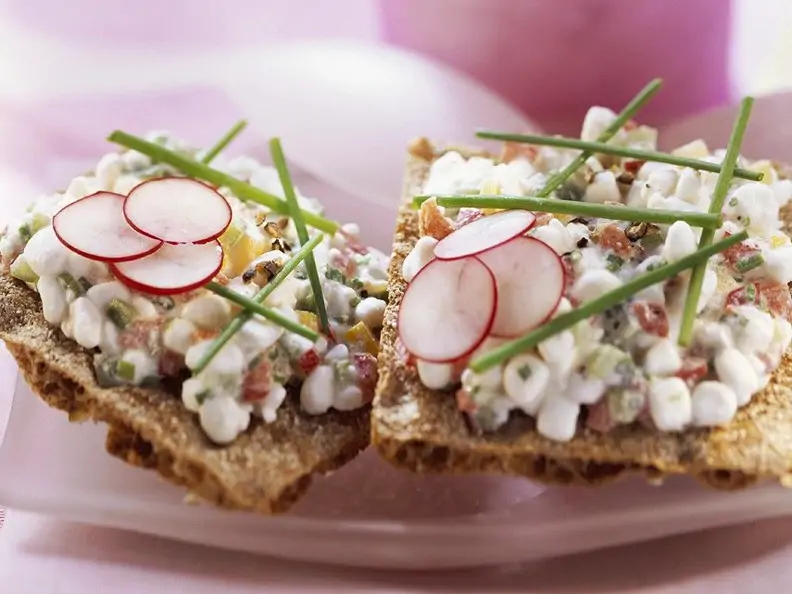 Knäckebrot mit Radieschen