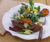 Salat mit Leber und Aprikosen