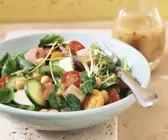 Bunter Salat mit Honig-Senfdressing