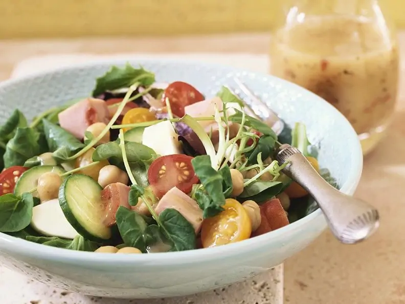Bunter Salat mit Honig-Senfdressing