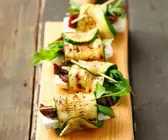 Zucchiniröllchen mit Käse-Tomatenfüllung