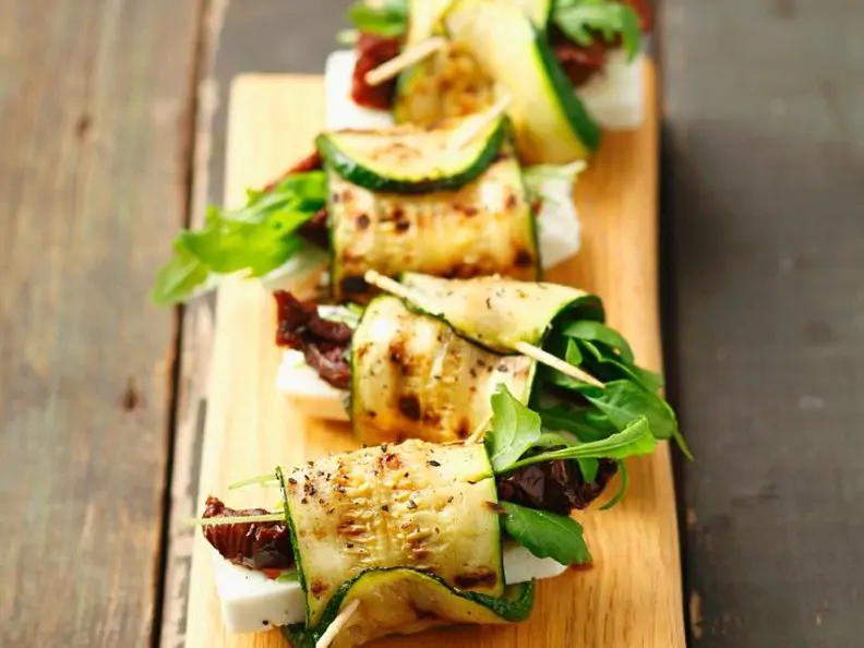 Zucchiniröllchen mit Käse-Tomatenfüllung