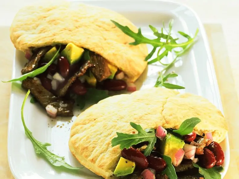 Pitabrot mit Fleisch-Bohnensalatfüllung