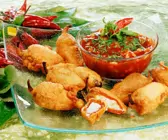 Frittierte Paprika mit Käsefüllung
