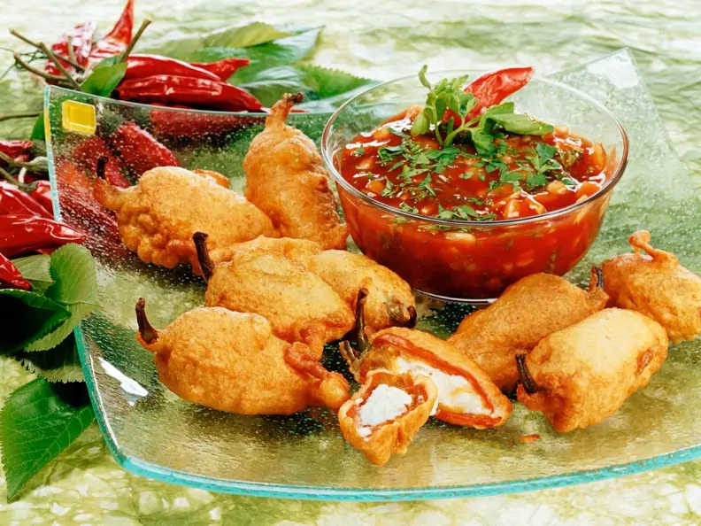 Frittierte Paprika mit Käsefüllung