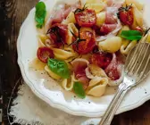 Nudeln mit Schinken und Tomaten