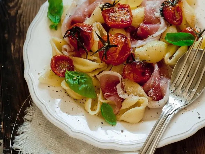 Nudeln mit Schinken und Tomaten
