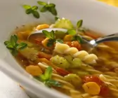 Nudelsuppe mit Gemüse und Linsen
