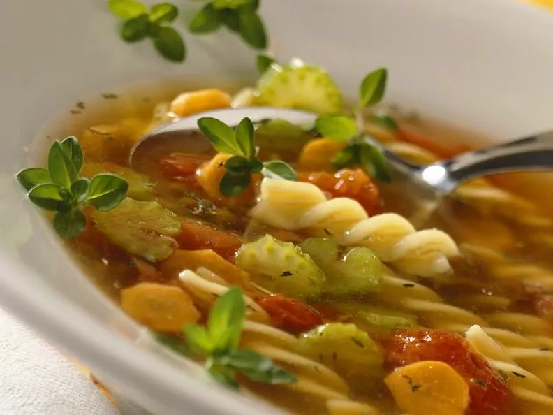 Nudelsuppe mit Gemüse und Linsen