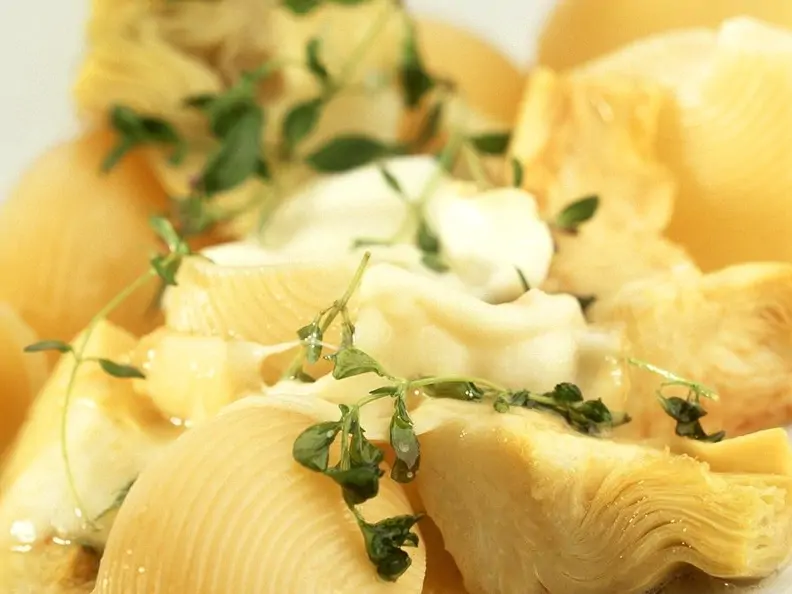 Nudeln mit Artischocken und Mozzarella
