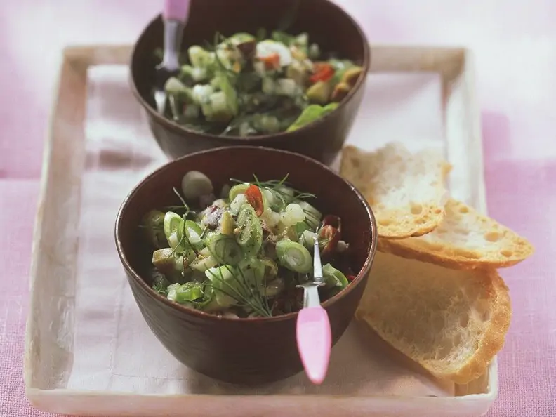 Gurkensalat mit Frühlingszwiebeln