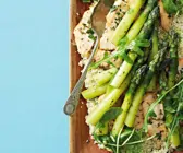 Quinoasalat mit Gemüse und Fisch vom Grill