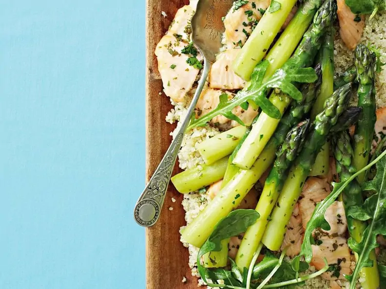 Quinoasalat mit Gemüse und Fisch vom Grill