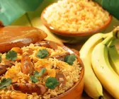 Reis mit Banane und Würstchen