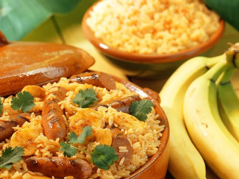 Reis mit Banane und Würstchen