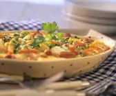 Gemüseauflauf mit Würstchen