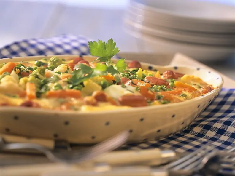 Gemüseauflauf mit Würstchen