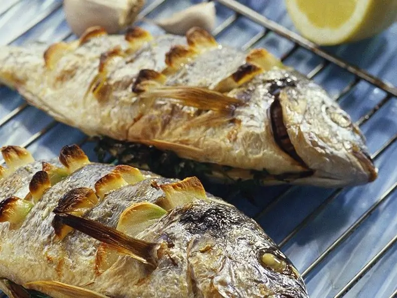 Knoblauch-Doraden vom Grill