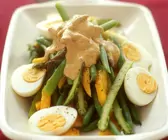 Fruchtiger Spargelsalat mit Currysauce