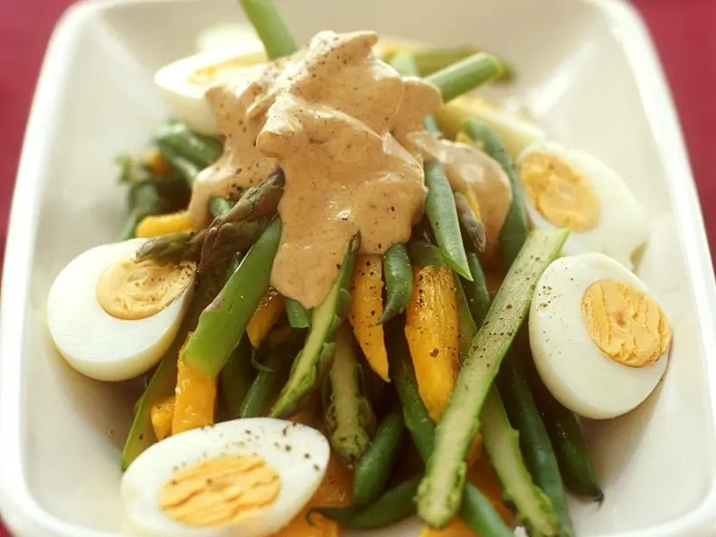 Fruchtiger Spargelsalat mit Currysauce