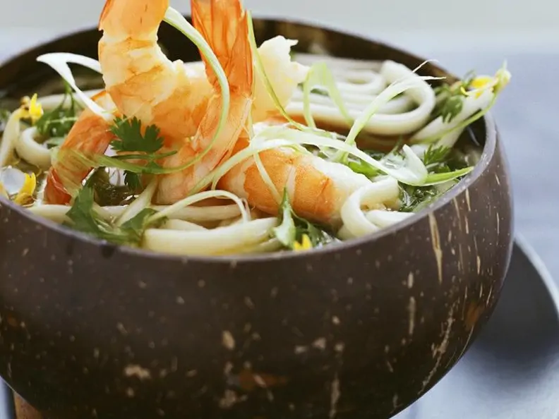 Asiatische Nudelsuppe mit Garnelen