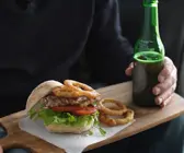 Burger mit Roastbeef und frittierten Zwiebelringen