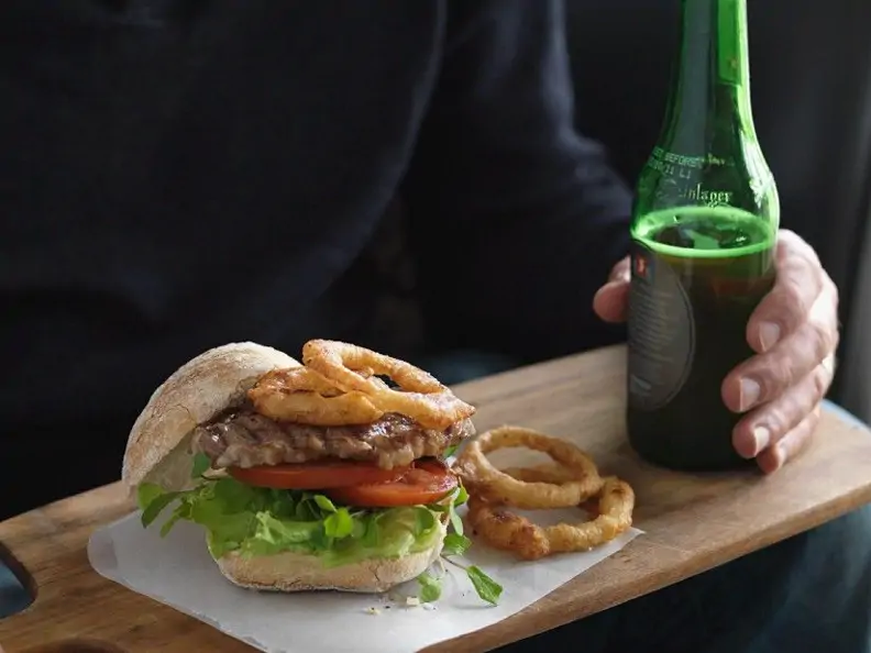 Burger mit Roastbeef und frittierten Zwiebelringen