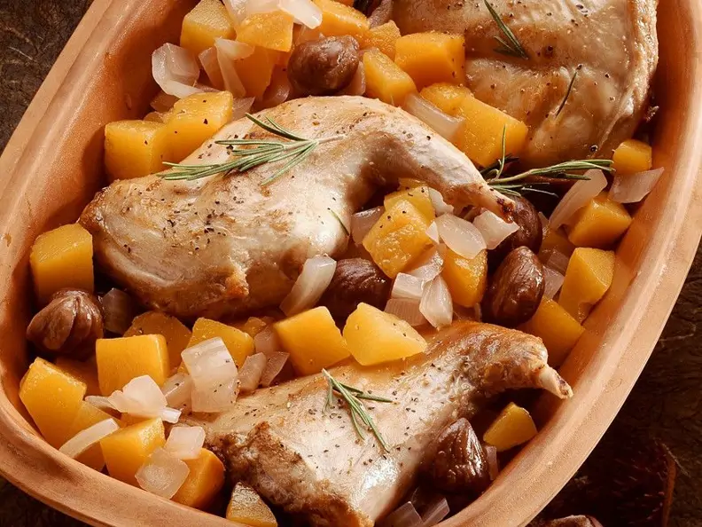 Kaninchen mit Gemüse aus dem Römertopf