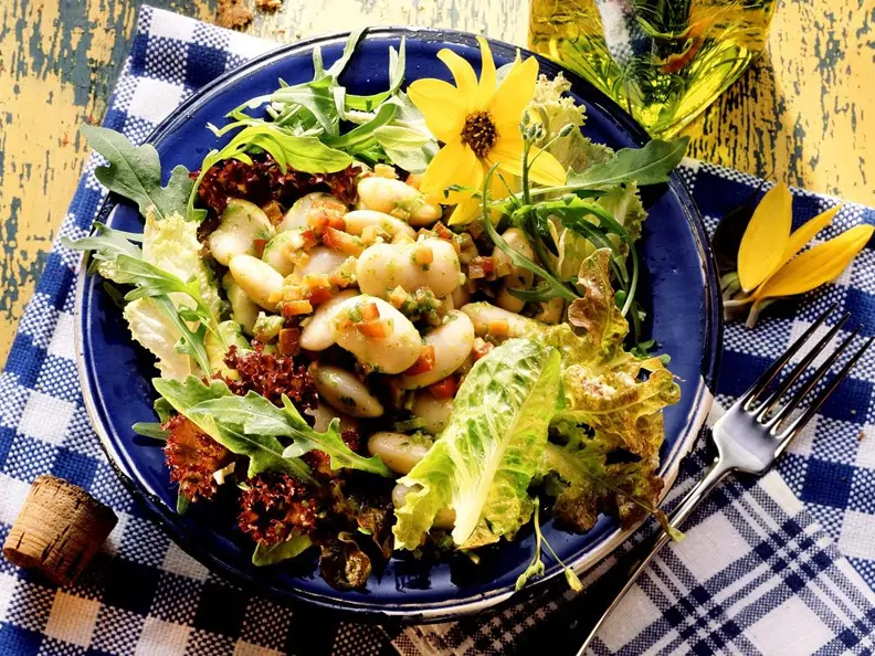 Blattsalat mit weißen Bohnen