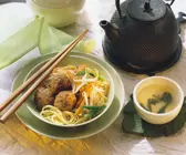 Hackbällchen mit Gemüse und Nudeln