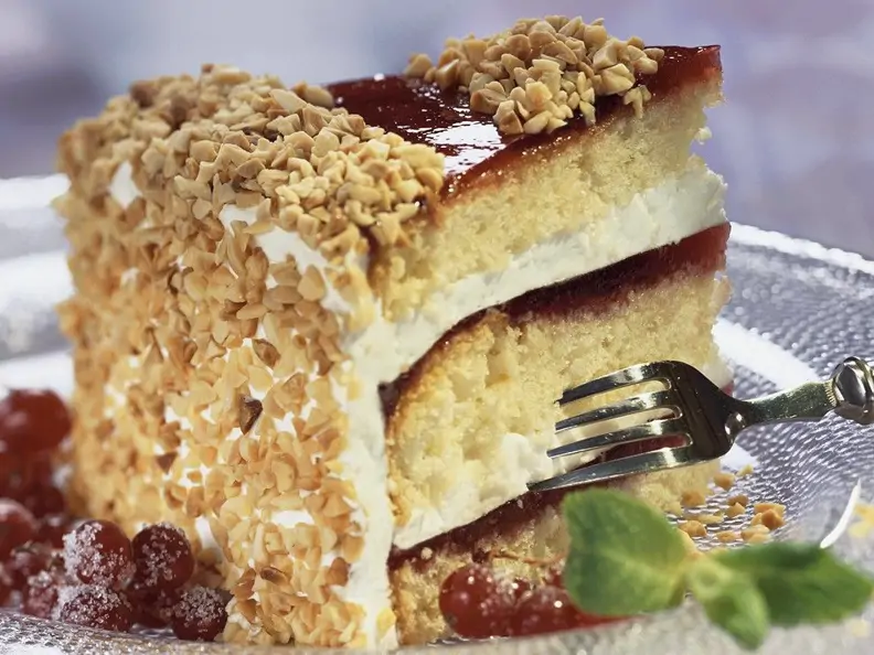 Mandeltorte mit Johannisbeergelee