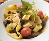Ochsenschwanzragout mit Nudeln