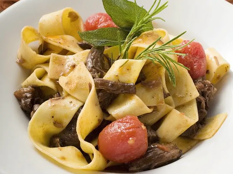 Ochsenschwanzragout mit Nudeln
