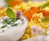 Bulgur mit Möhren und Joghurtcreme