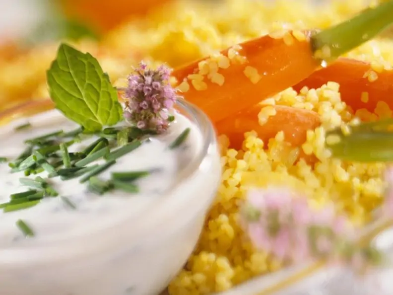 Bulgur mit Möhren und Joghurtcreme