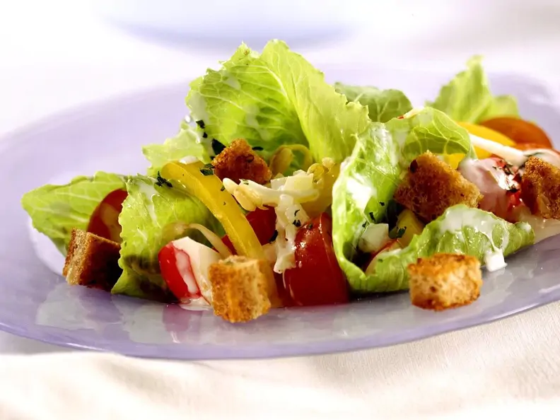 Blattsalat mit Croutons