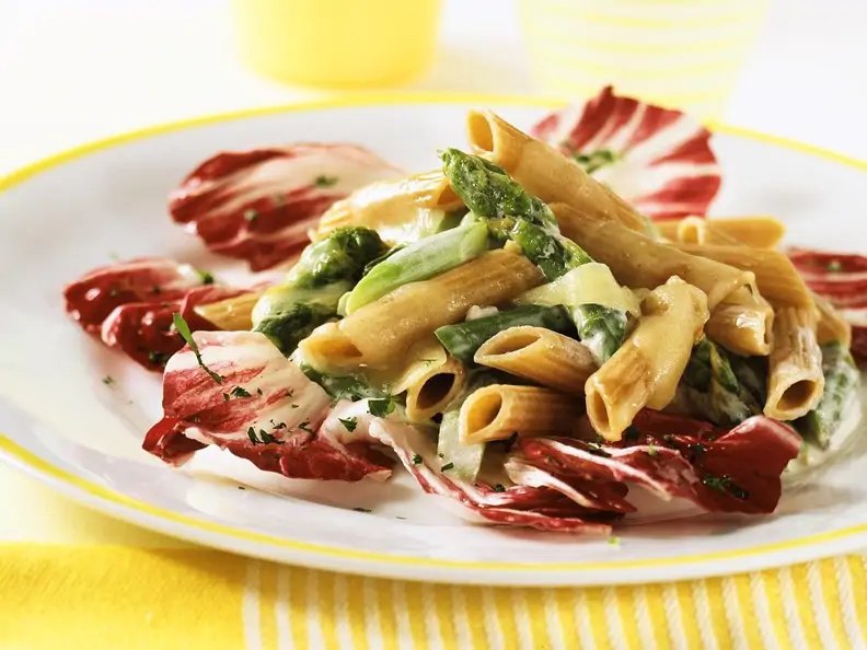 Vollkornnudeln mit Spargel und Radicchio