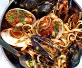 Nudeln mit Tomaten-Muschelsauce
