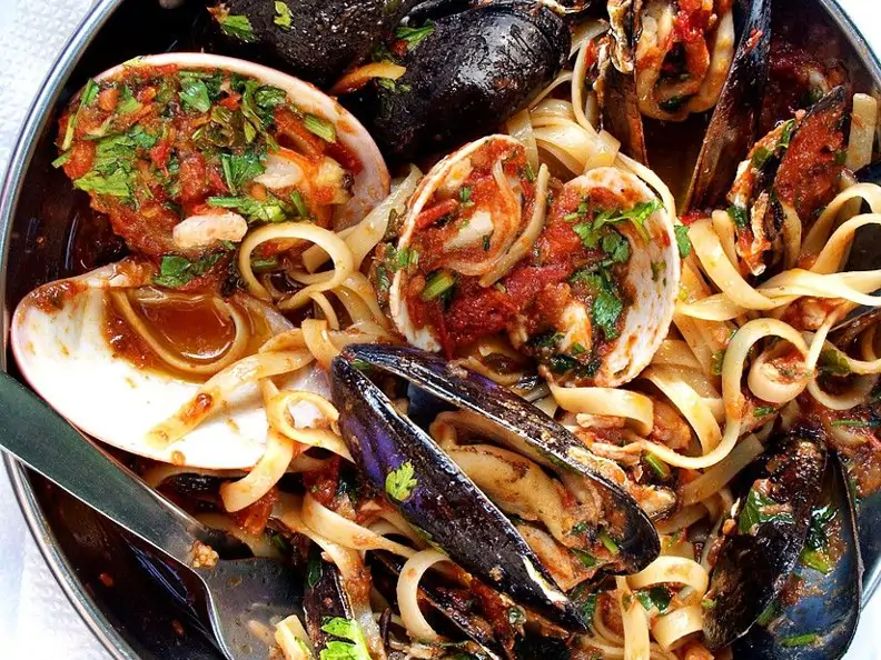 Nudeln mit Tomaten-Muschelsauce