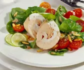 Spinat-Tomatensalat mit pochiertem Fisch
