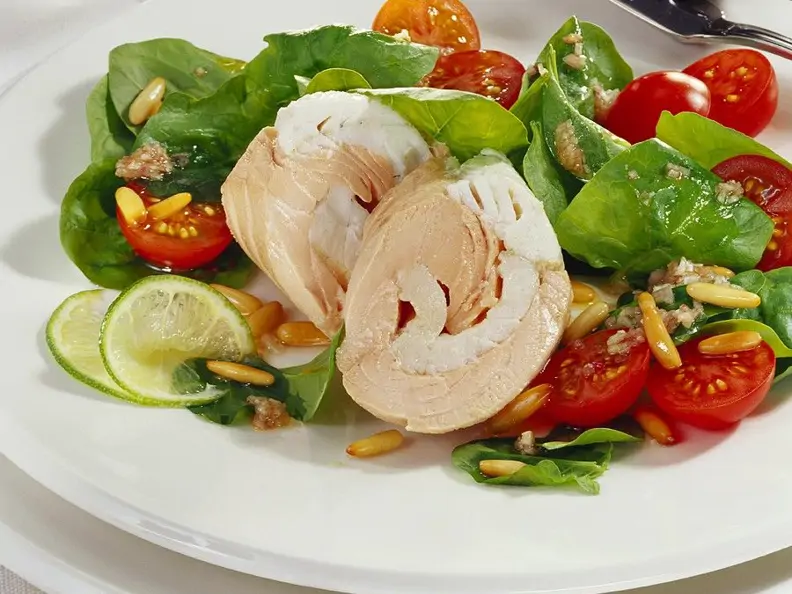 Spinat-Tomatensalat mit pochiertem Fisch