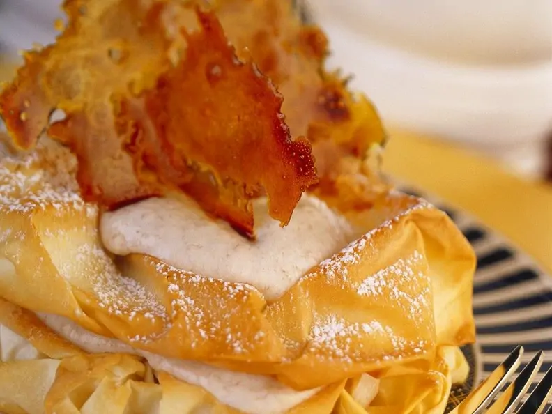 Brikteig mit Bananencreme gefüllt
