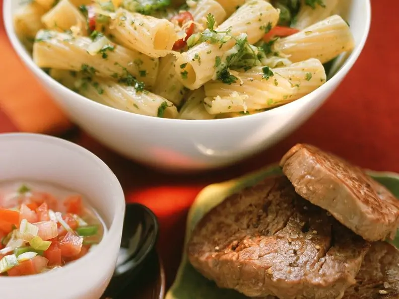 Kräuternudeln mit Filetsteaks