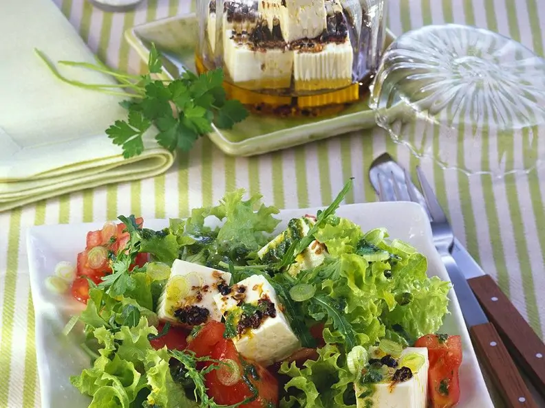 Blattsalat mit Tomaten und Feta