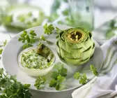 Artischocken mit Kartoffeldip