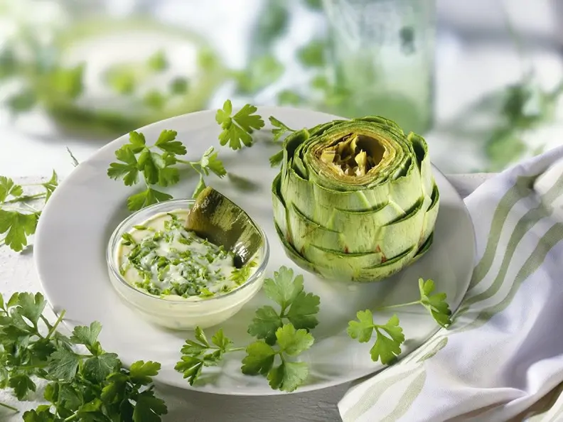 Artischocken mit Kartoffeldip