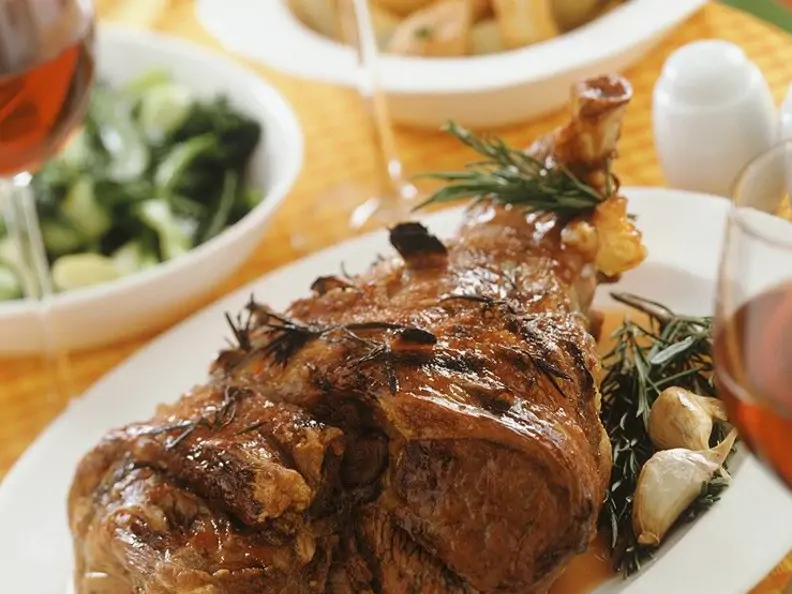 Lammkeule mit Gemüse