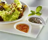Blattsalat mit zweierlei Dressing