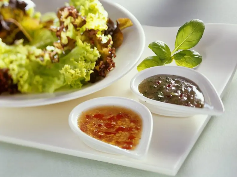 Blattsalat mit zweierlei Dressing