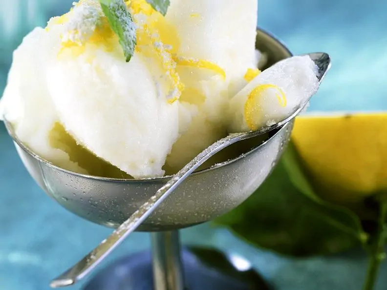 Zitronensorbet mit Champagner